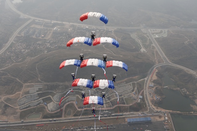 Discipline du parachutisme : le voile contact