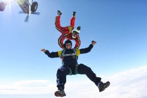 Débuter en parachutisme : la PAC, Progression Accompagnée en Chute