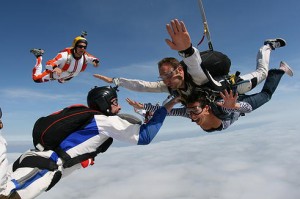 Découvrir le parachutisme : le saut en tandem