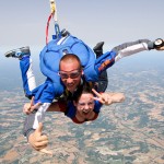 Découvrir le parachutisme : le saut en tandem